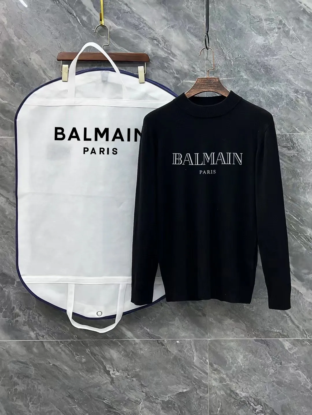 Balmain Balmain 🆕Complete 3 standards Premium printed turtleneck sweater Premium wool blended sweater Premium customized series for men and women Affiliated to the brand's Premium main line Patented top yarn blend Interprets conventional styles with innovation The configuration of the fabric is subversive The details are remarkable The most anticipated sweater in winter Full of sense of luxury The brand is designated by Zhejiang and factory flows out Super cost-effective Meri wool yarn quality is excellent It feels super soft, delicate, soft, non-pilling and does not deform. It is available at all major counters at the same time. It is a must-have product every year. The product seems simple, the workmanship is extremely complicated, and the upper body is not picky. The upper body is extremely skin-friendly and comfortable. It can be worn close to the body with an outer jacket or as an outer layer. Color: Black White Sizes: M L XL 2XL 3XL